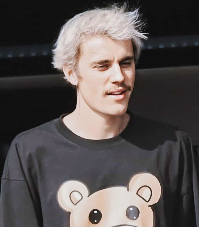 Ο JUSTIN BIEBER από την άλλη γιορτάζει 1η Μαρτίου.