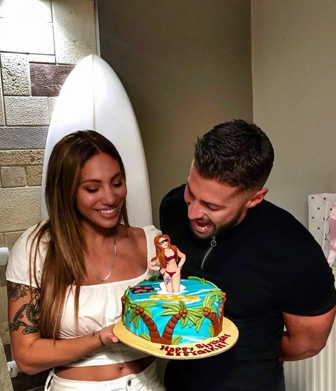 Βασάλος-Βαλαβάνη: Τα γενέθλια της δημοσιογράφου και η τούρτα υπερπαραγωγή