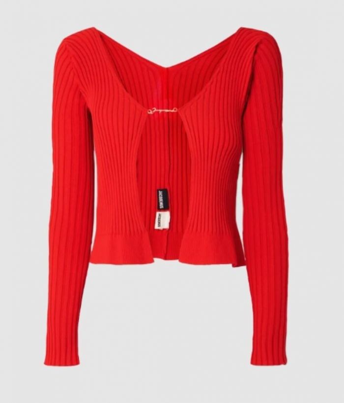 To front tie top, πάλι δια χειρός Jacquemus, είναι ένα knitwear κομμάτι που είδαμε -και ψάξαμε- κατά κόρον το 2021. Είναι sexy, είναι ιδανικό για τους 90s lover και είναι και πλεκτό. Το λατρεύουμε, δεν το αγαπάμε μόνο.