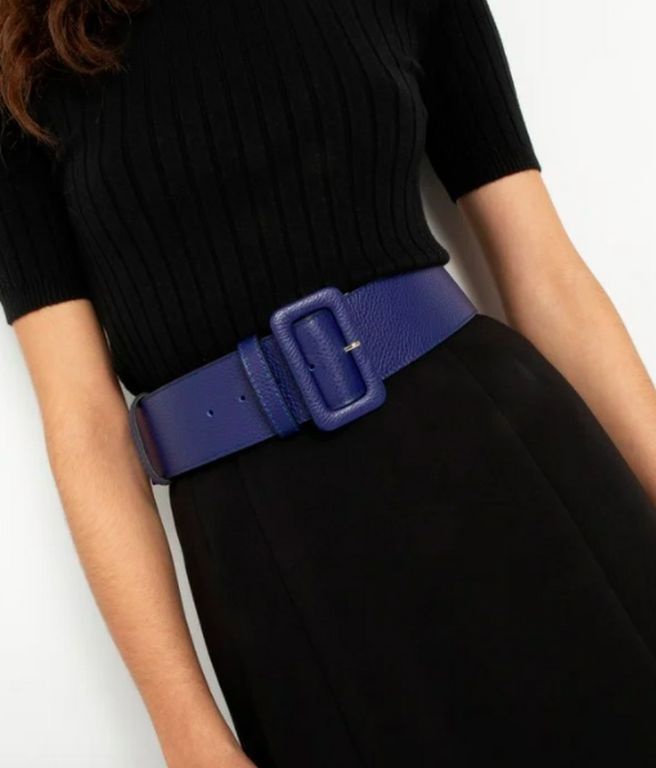 Ζώνη δερμάτινη φαρδιά με ανάγλυφη υφή και μαύρη ορθογώνια αγκράφα. Λεπτομέρειες με ραφή σε αντίθεση. https://www.toi-moi.com/grc  