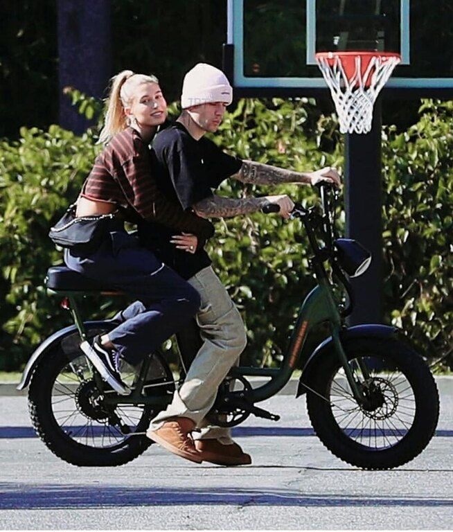 Στις φωτογραφίες, ειδικά η Mrs Bieber φαίνεται να είναι πολύ χαρούμενη και να ποζάρει χαμογελαστή στον φακό. 