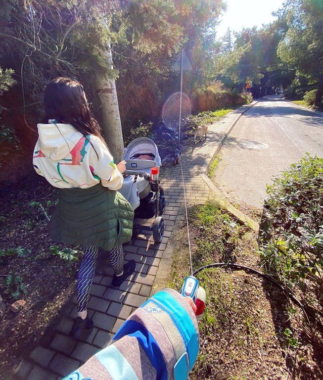 Η Ισμήνη Νταφοπούλου κάνει βόλτα με την κόρη της