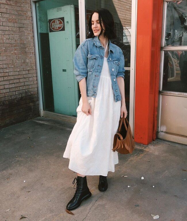 4.	Με φόρεμα και μπότες: Με αυτό το σύνολο είναι σίγουρο πως θα εντυπωσιάσεις. @hillaurenn
