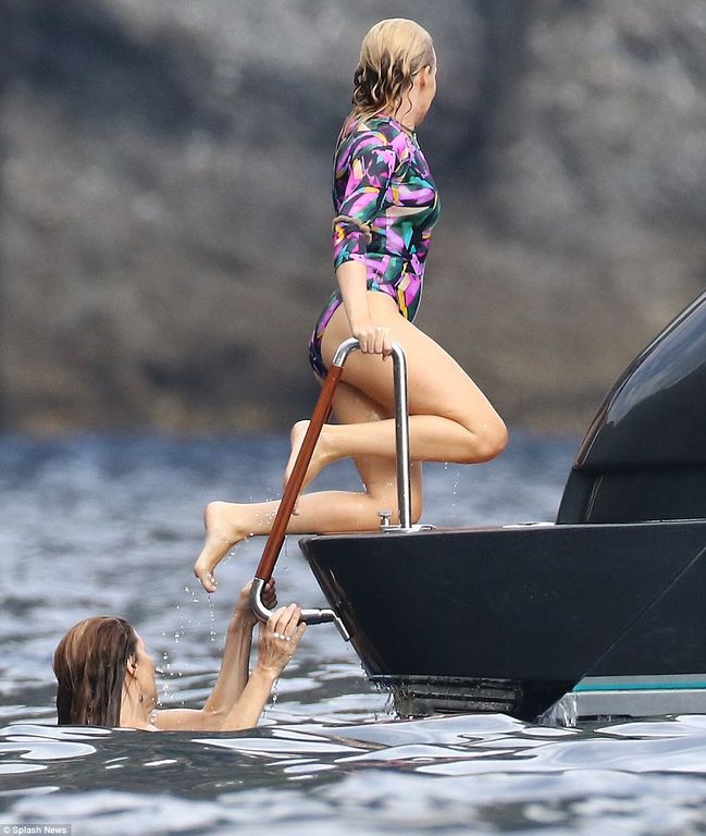 Eίναι 48 ετών και έχει κορμάρα: Η Κylie Minogue με μαγιό είναι κάτι παραπάνω από εντυπωσιακή