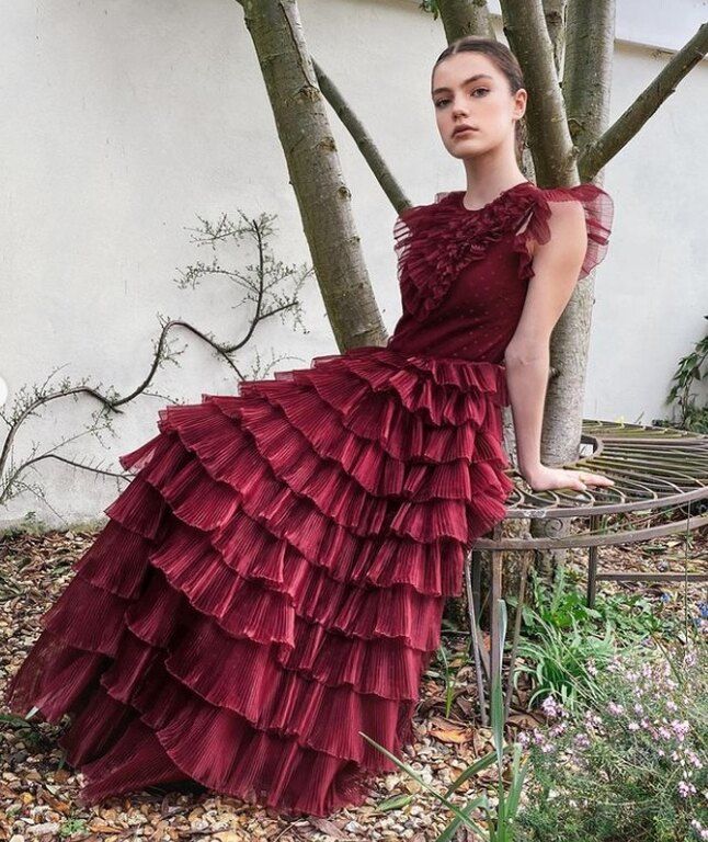 Η Florence Hunt με φόρεμα Red Valentino