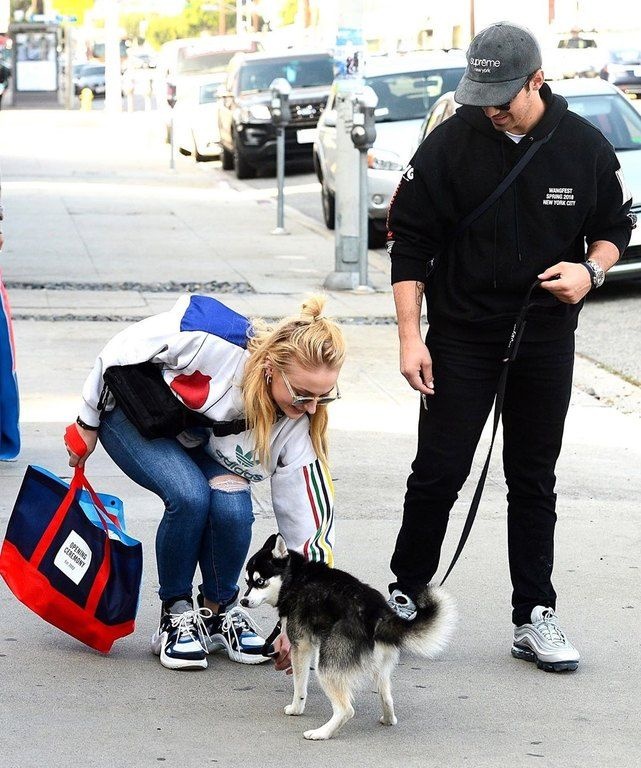 Παλαιότερο στιγμιότυπο του ζευγαριού με το κατοικίδιό τους.