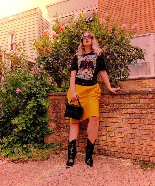 με μπλούζα με σχέδιο + slip skirt + μαύρα γυαλιά ηλίου @rosewood_avenue