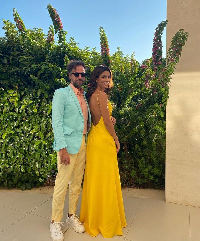 Η Τόνια Σωτηροπούλου φόρεσε το πιο τέλειο slip dress ως κουμπάρα