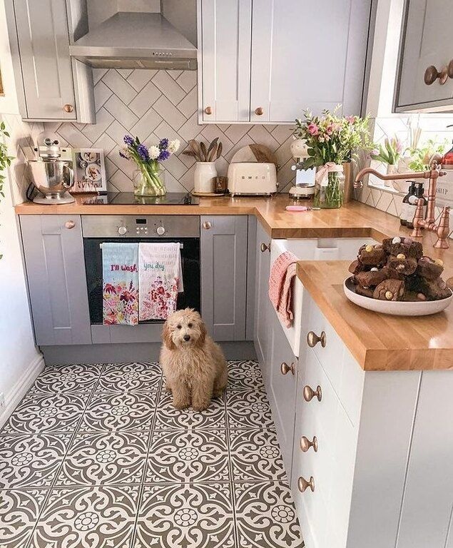 5.	Κουζίνες Urban Cottage. Οι σκοτεινές παλέτες, τα λεκιασμένα ξύλα, οι statement βρύσες και ο εξοπλισμός κουζίνας δεν είναι μόνο πιο ξεχωριστά αλλά και πιο ανθεκτικά. @mylittleredhouse
