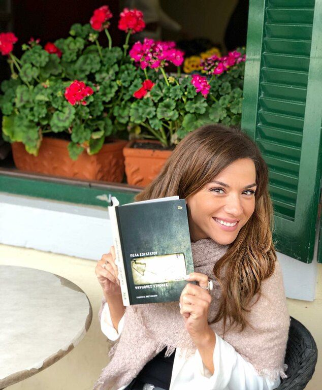 Βλέπουμε το μονόπετρο της Βάσως Λασκαράκη και αυτή δεν είναι η πρώτη φορά