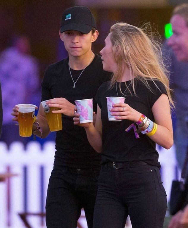 Με τη δημόσια εμφάνισή του στο Λονδίνο, ο Tom Holland διέψευσε τις φήμες ότι είναι ζευγάρι με την Zendaya και επιβεβαίωσε ότι βρίσκεται σε μια νέα σχέση με την Olivia Bolton. 