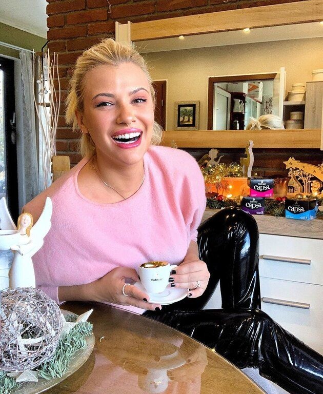 «Είμαι αυτή που είμαι προφανώς, «καμπυλωτή» και «μπαμπάτσικη» όπως λένε και πρέπει να είναι οκ. Αν θα αλλάξω κάτι θα το κάνω επειδή μου το επιβάλλει η υγεία μου. Μην αφήνετε κανέναν να μειώνει την αξία σας αν τυχόν διαφέρετε στα κιλά και στους πόντους τις