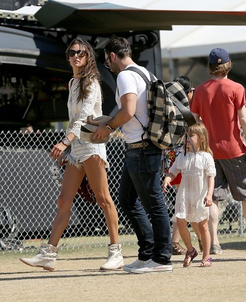 Alessandra Ambrosio: με δαντέλα και καυτό σορτσάκι στο Coachella