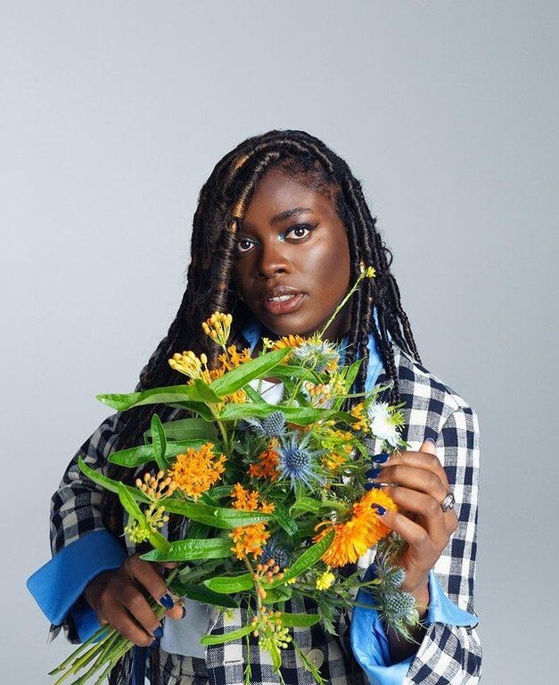 Η Chinenye Ezeudu ως Viv Odusanya