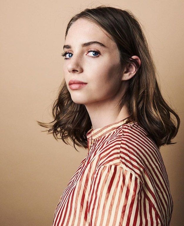H Maya Hawke έχει κληρονομήσει την ομορφιά της μαμάς της και τη γοητεία του μπαμπά της. 