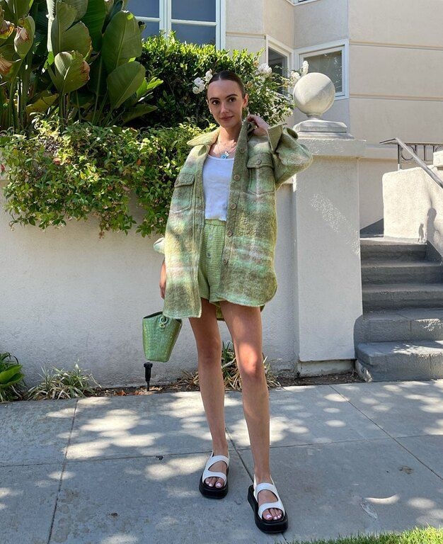 Το πιο μεταβατικό σύνολο ever - ένα καρό shirt jacket, βαμβακερά σορτς, και σανδάλια. @livvperez