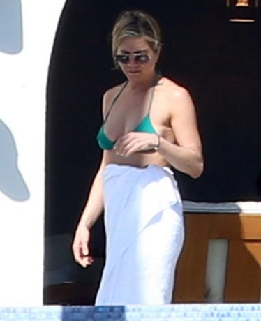 H Aniston έμπλεξε! Ο Theroux δεν τη χωρίζει για να μην καταστραφεί η καριέρα του;