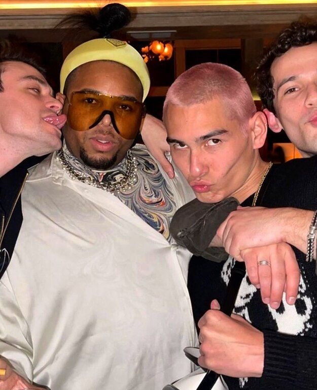 O Thomas Doherty με την παρέα του.