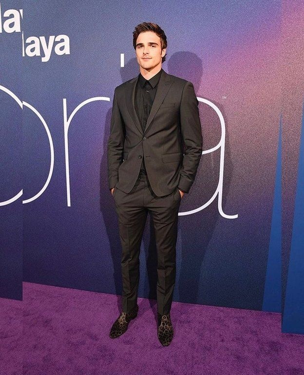 Αν και όλοι πιστεύουν ότι οι δυο τους είναι ζευγάρι, ούτε η Zendaya, ούτε ο Jacob έχουν επιβεβαιώσει ότι… κάτι τρέχει μεταξύ τους.