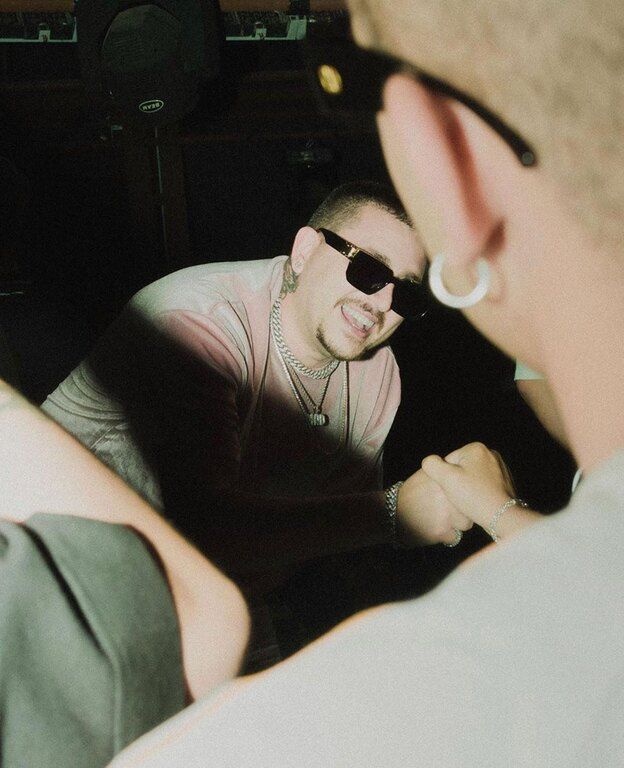 Mad Clip: Είναι «Hustla» και αυτό τον κάνει No1 στα Trends του YouTube.