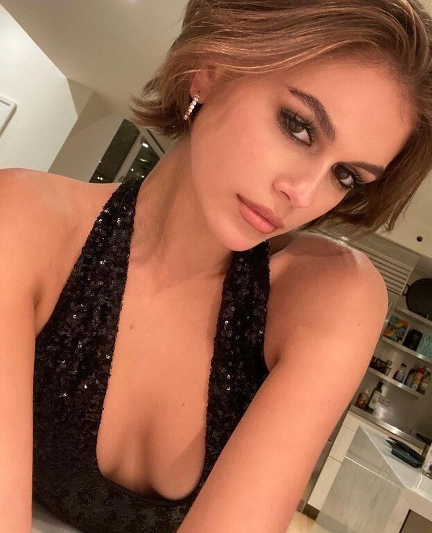 Αυτό είναι κάτι που η Kaia δεν κάνει συχνά πόσο μάλλον να μη βάζει makeup. Όπως και αποκάλυψε δίνει βάση στην περιποίηση του προσώπου της με μάσκες και ενυδατικές κρέμες. 