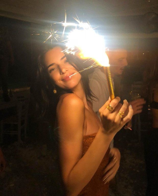 Η Kendall Jenner απολαμβάνει τις διακοπές της στη Μύκονο.