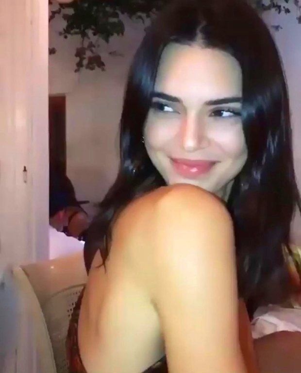 Η Kendall Jenner απολαμβάνει τις διακοπές της στη Μύκονο.