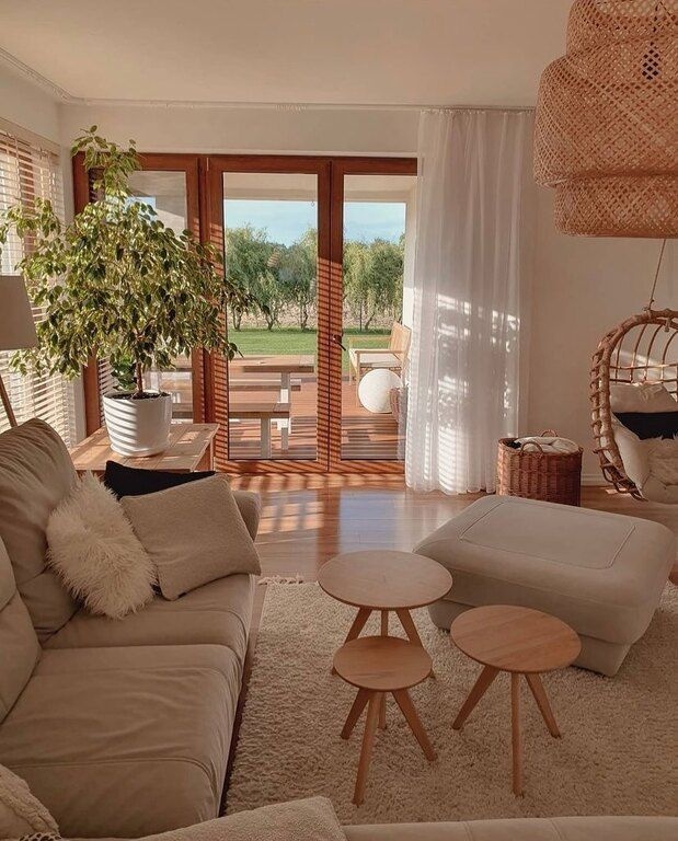 Χρησιμοποίησε κουρτίνες σε χρώμα λευκό για να μην εμποδίσεις το φυσικό φως να μπαίνει στο σαλόνι σου @cozyhomeshots