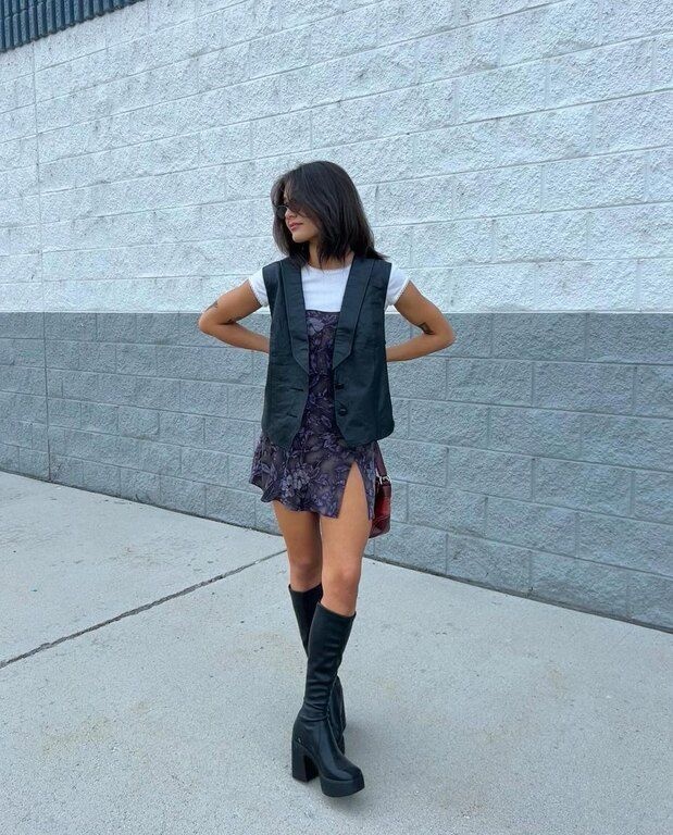Mini φόρεμα με μπλουζάκι από μέσα + γιλέκο + μπότες