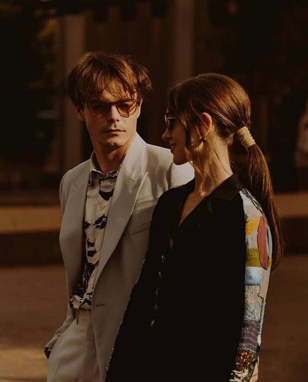 Η Natalie  έχει ένα τεράστιο χαμόγελο και είναι ολοφάνερο ότι στο πλάι του Charlie λάμπειa