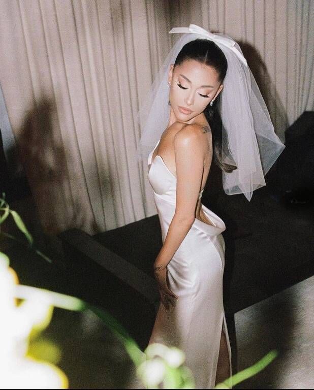 Mimi Cuttrell:

Η Mimi Cutrell εργάζεται ως στυλίστρια για την Ariana Grande, την Madelyn Cline και την Normani. Πρόσφατα, έντυσε την Ariana Grande για την ερμηνεία της με τον The Weeknd στα iHeart Radio Awards και για το γάμο της. @mimicuttrell
