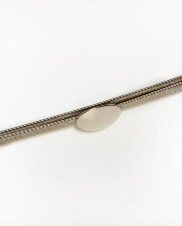 Ελαστική μεταλλική ζώνη με οβάλ αγκράφα. Κούμπωμα με γάτζο μπροστά https://www.toi-moi.com/grc 