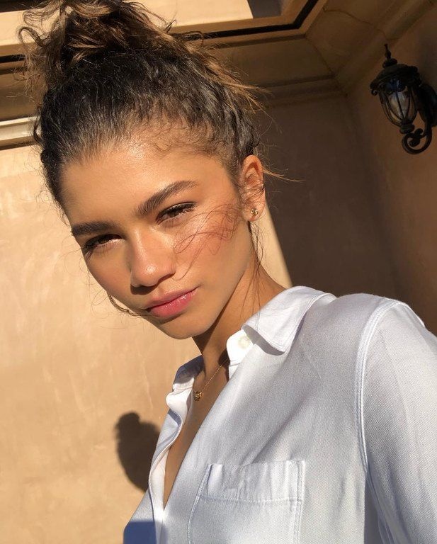 H Zendaya αποφάσισε να αφήσει -προς το παρόν- το καστανό χρώμα στα μαλλιά της και να το αντικαταστήσει με μία κόκκινη κι πολύ ιδιαίτερη απόχρωση.