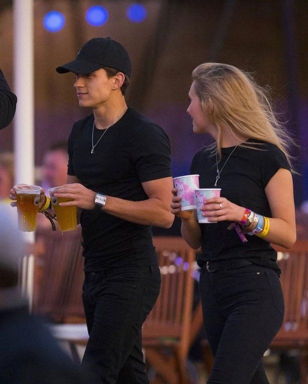 Με τη δημόσια εμφάνισή του στο Λονδίνο, ο Tom Holland διέψευσε τις φήμες ότι είναι ζευγάρι με την Zendaya και επιβεβαίωσε ότι βρίσκεται σε μια νέα σχέση με την Olivia Bolton. 
