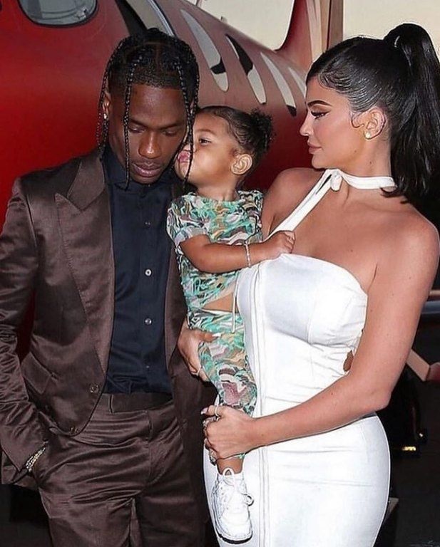 Ο Travis Scott εμφανίστηκε στο κόκκινο χαλί με την Kylie και την Stormi στο πλευρό του. 