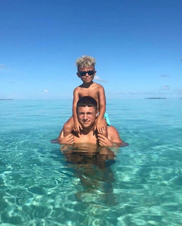 Το νέο της αγόρι είναι κούκλος, αλλά τι λες εσύ, ταιριάζουν; 