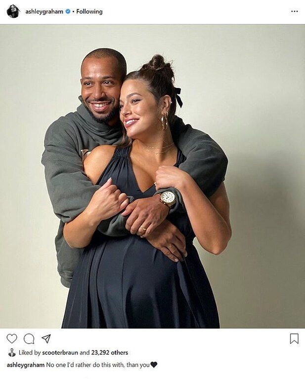 Εδώ με το σύζυγό της. 