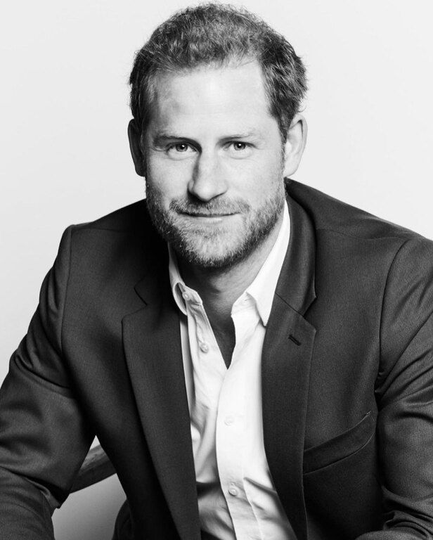 Οι νέες επίσημες φωτογραφίες του Harry και της Meghan διαφέρουν πολύ