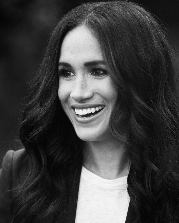 Οι νέες επίσημες φωτογραφίες του Harry και της Meghan διαφέρουν πολύ