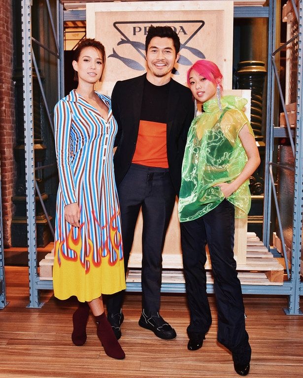 Φόρεσε το top σου και βάλε από πάνω ένα όμορφο see-through μπλουζάκι. Δοκίμασε να φορέσεις διαφάνεια με κάποιο neon χρώμα. 