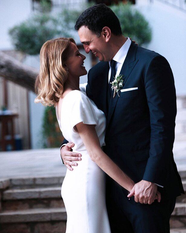 Στις 16 Ιουνίου ο Βασίλης Κικίλιας και η Τζένη Μπαλατσινού ενώθηκαν με τα ιερά δεσμά του γάμου μπροστά σε αγαπημένους φίλους και συγγενείς.