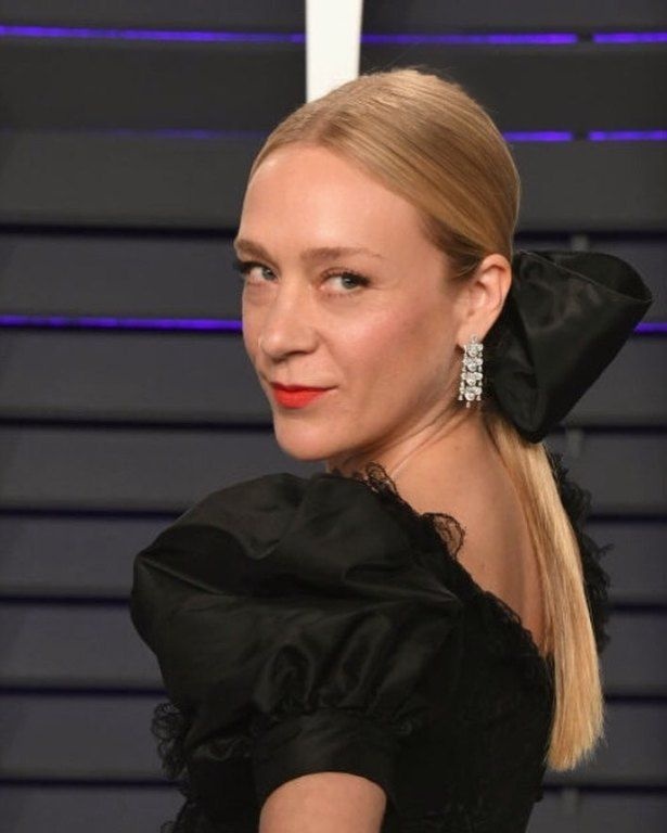 Oversized φιόγκος. Ένα χαμηλό ponytail θα αποκτήσει άλλον αέρα με ένα τεράστιο, μονόχρωμο φιόγκο.