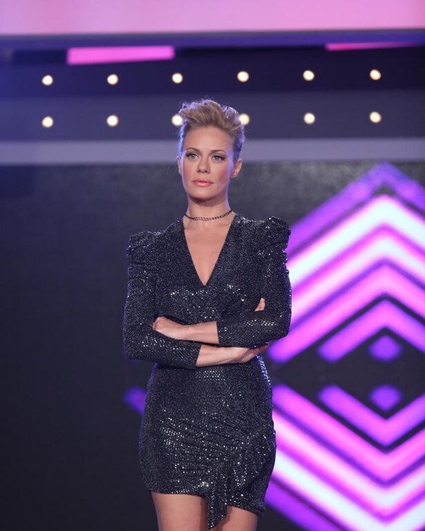 Ωστόσο σήμερα ανέβασε αυτή τη φωτογραφία, προαναγγέλοντας το νέο της επαγγελματικό της βήμα. Απ' ότι αντιλαμβανόμαστε θα είναι βραδινό show και θα λέγεται thefinalfour. Αυτά μέχρι στιγμής...