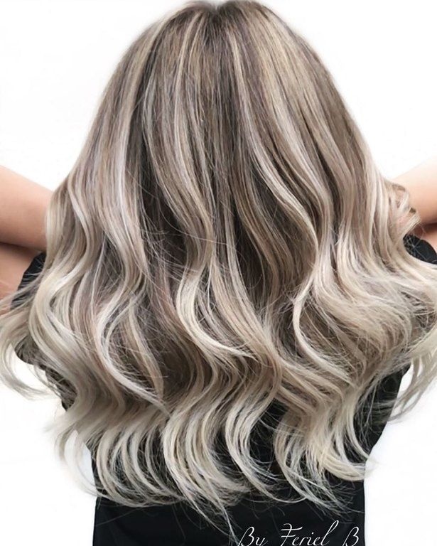 Χώρισε τα μαλλιά σε τούφες. Αν έχεις λεπτά μαλλιά, θα παίρνεις μεγαλύτερες τούφες και θα τις τυλίγεις γύρω από το ισιωτικό. Αν η τρίχα σου είναι πιο παχιά, θα χρειαστεί να τα τυλίγεις σε μικρότερες τούφες.