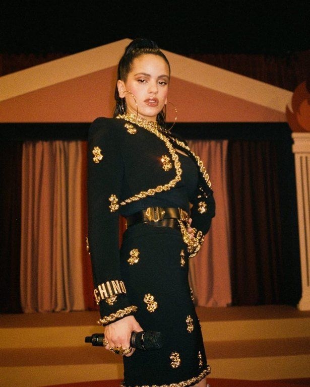 Γεννήθηκε και μεγάλωσε στην Ισπανία σε μια μικρή πόλη που λέγεται Sant Esteve Sesrovires και βρίσκεται κοντά στη Βαρκελώνη. Έχει σπουδάσει flamenco vocal performance στο Catalonia College of Music. 