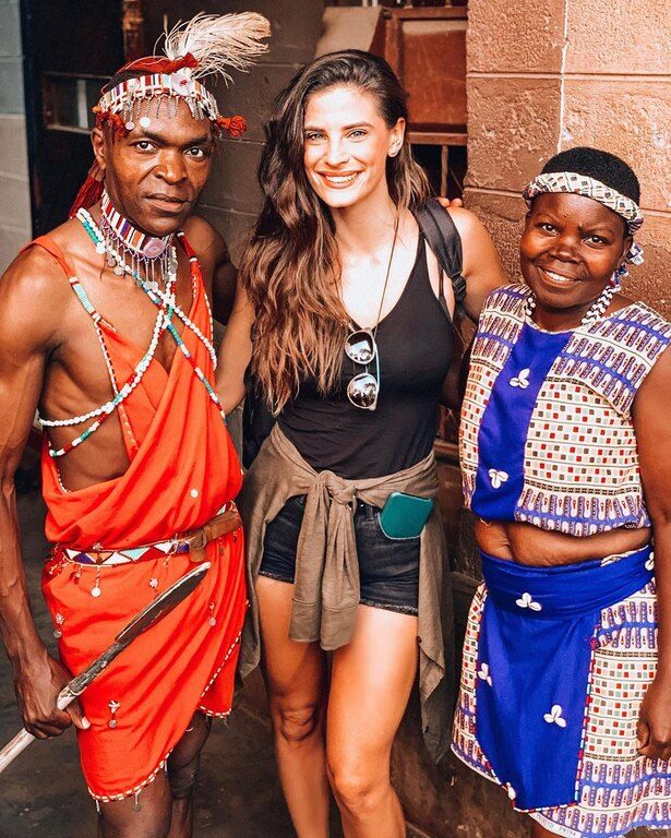 Στα χνάρια της Meghan Markle η Χριστίνα Μπόμπα: Εντυπωσιακές πόζες από το ταξίδι στην Αφρική