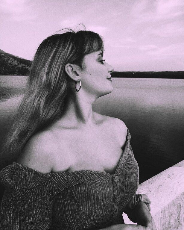 Vemily: Το κορίτσι που έχει κάνει το YouTube να τραγουδά στις μελωδίες της φωνής της