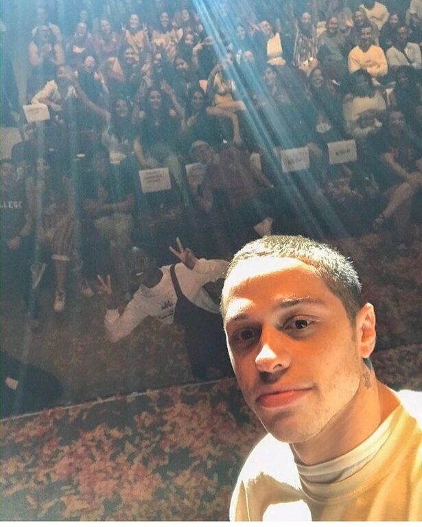  Αν κάποιος παραβεί τους κανόνες θα πρέπει να πληρώσει πρόστιμο ύψους ενός εκατομμυρίου δολαρίων. Ναι, ναι μας τα λέει λίγο περίεργα! Τι μπορεί να έχει συμβεί σε αυτό το show; Και όχι τίποτα άλλο, πολύ πιθανό να μην το μάθουμε και ποτέ, αφού απαγορεύεται 