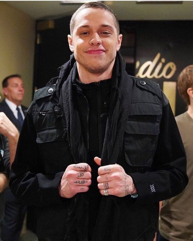 «Τους εξουσιοδοτεί επίσης να κατάσχουν (συμπεριλαμβανομένης της κατάσχεσης και καταστροφής του περιεχομένου) οποιαδήποτε κινητά τηλέφωνα, φωτογραφικές μηχανές ή PDA και ότι οποιαδήποτε παραβίαση της συμφωνίας θα απαιτήσει την πληρωμή του $1.000.000 σε ζημ