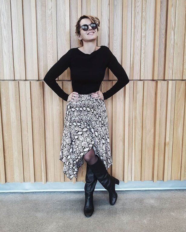 Αν τυχόν έχεις μακρύ κορμό θέλεις να πετύχεις το ακριβώς αντίθετο, δηλαδή να δημιουργήσεις την ψευδαίσθηση λιγότερου μήκους. Το συγκεκριμένο ντεκολτέ είναι η πιο σωστή επιλογή.